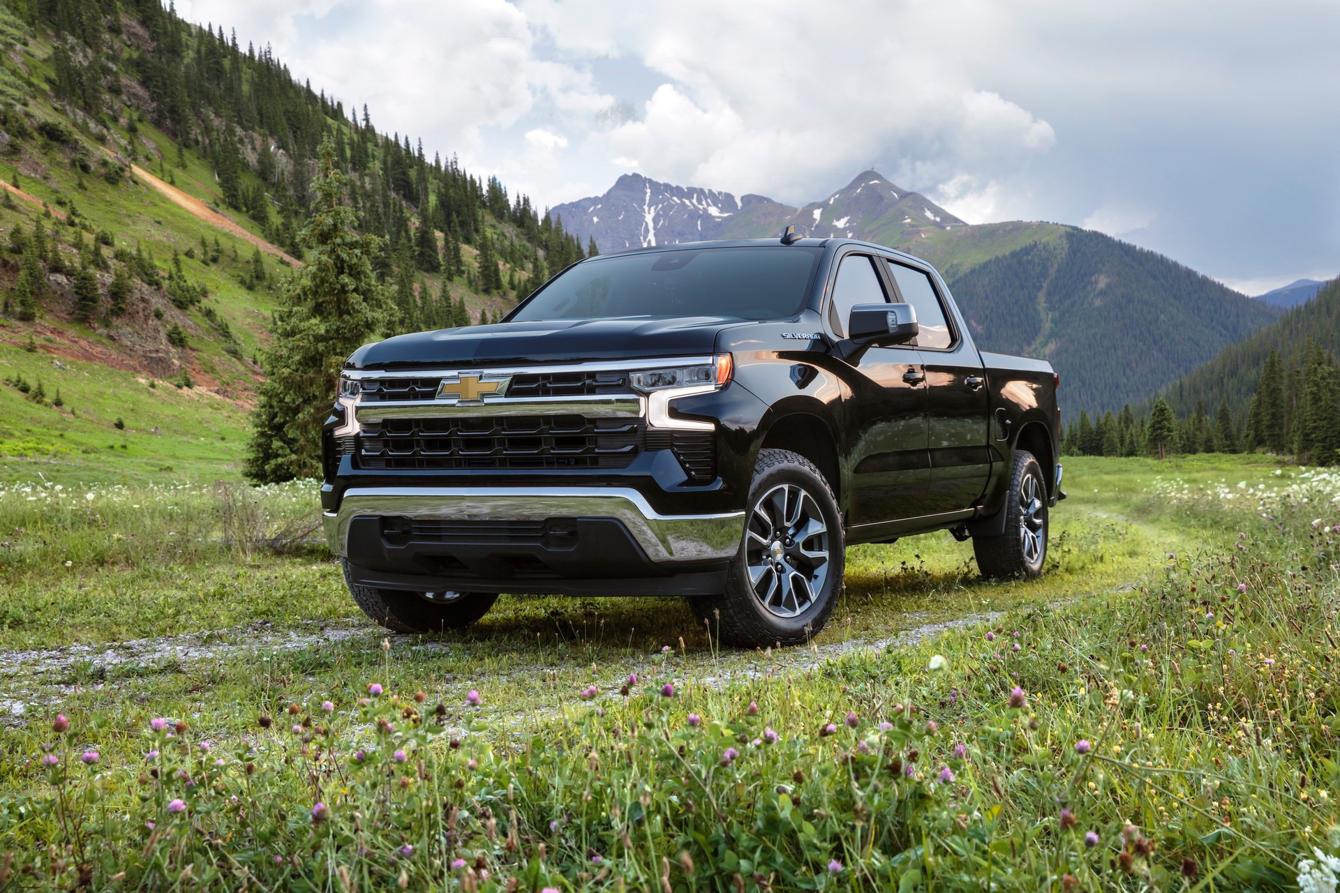2022 Chevrolet Silverado LT Front Three-Quarter Wallpapers (1)