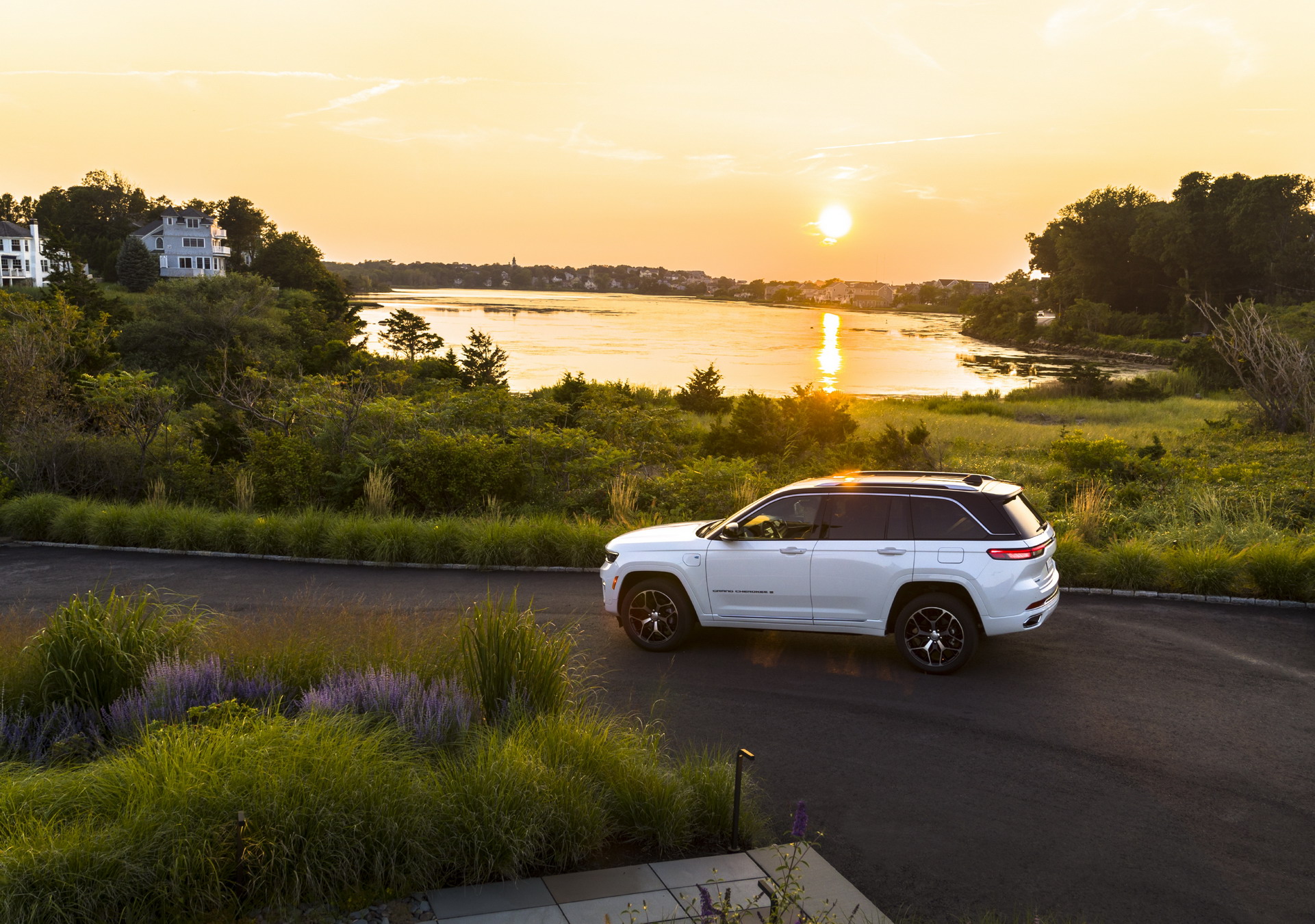 2022 Jeep Grand Cherokee Summit Reserve Side Wallpapers (3)