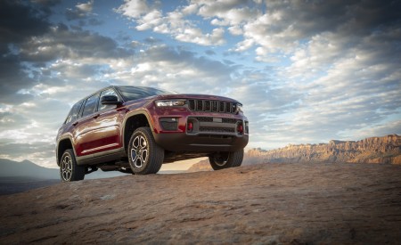 2022 Jeep Grand Cherokee Trailhawk Front Three-Quarter Wallpapers 450x275 (4)