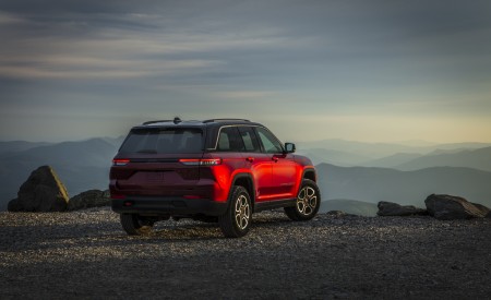 2022 Jeep Grand Cherokee Trailhawk Rear Three-Quarter Wallpapers 450x275 (9)