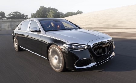 2022 Mercedes-Maybach S 680 4MATIC (US-Spec) Front Three-Quarter Wallpapers 450x275 (97)