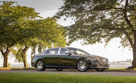 2022 Mercedes-Maybach S 680 4MATIC (US-Spec) Front Three-Quarter Wallpapers 450x275 (31)