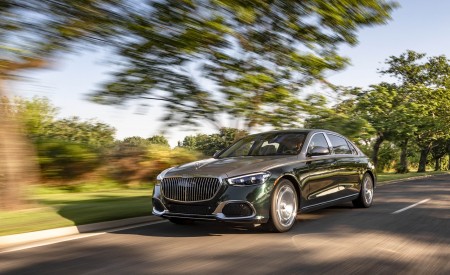 2022 Mercedes-Maybach S 680 4MATIC (US-Spec) Front Three-Quarter Wallpapers 450x275 (19)