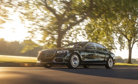 2022 Mercedes-Maybach S 680 4MATIC (US-Spec) Front Three-Quarter Wallpapers 450x275 (12)