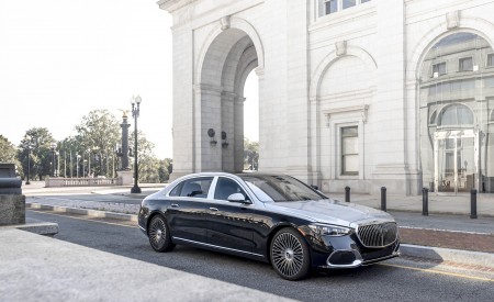 2022 Mercedes-Maybach S 680 4MATIC (US-Spec) Front Three-Quarter Wallpapers 450x275 (119)