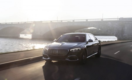 2022 Mercedes-Maybach S 680 4MATIC (US-Spec) Front Three-Quarter Wallpapers 450x275 (109)