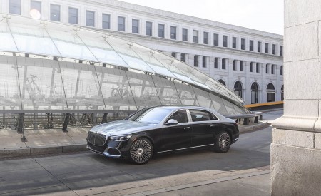 2022 Mercedes-Maybach S 680 4MATIC (US-Spec) Front Three-Quarter Wallpapers 450x275 (92)