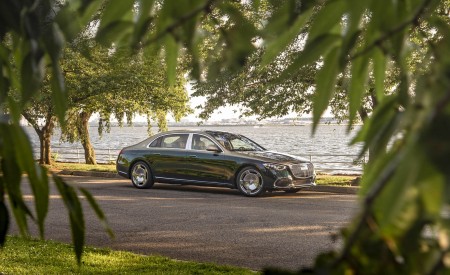 2022 Mercedes-Maybach S 680 4MATIC (US-Spec) Front Three-Quarter Wallpapers 450x275 (38)