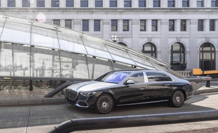 2022 Mercedes-Maybach S 680 4MATIC (US-Spec) Front Three-Quarter Wallpapers 450x275 (93)