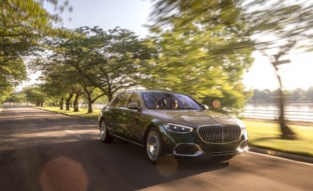 2022 Mercedes-Maybach S 680 4MATIC (US-Spec) Front Three-Quarter Wallpapers 450x275 (21)
