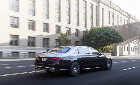 2022 Mercedes-Maybach S 680 4MATIC (US-Spec) Rear Three-Quarter Wallpapers 450x275 (106)