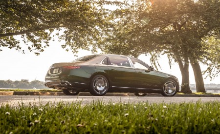 2022 Mercedes-Maybach S 680 4MATIC (US-Spec) Rear Three-Quarter Wallpapers 450x275 (33)