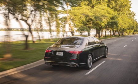 2022 Mercedes-Maybach S 680 4MATIC (US-Spec) Rear Three-Quarter Wallpapers 450x275 (18)