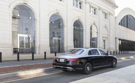 2022 Mercedes-Maybach S 680 4MATIC (US-Spec) Rear Three-Quarter Wallpapers 450x275 (124)