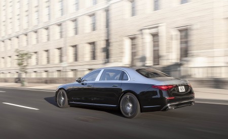 2022 Mercedes-Maybach S 680 4MATIC (US-Spec) Rear Three-Quarter Wallpapers 450x275 (107)