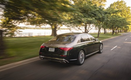 2022 Mercedes-Maybach S 680 4MATIC (US-Spec) Rear Three-Quarter Wallpapers 450x275 (17)
