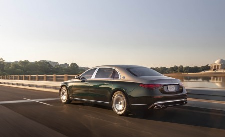 2022 Mercedes-Maybach S 680 4MATIC (US-Spec) Rear Three-Quarter Wallpapers 450x275 (2)