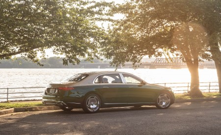 2022 Mercedes-Maybach S 680 4MATIC (US-Spec) Rear Three-Quarter Wallpapers 450x275 (35)