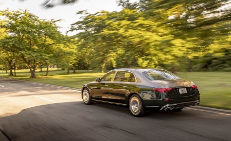 2022 Mercedes-Maybach S 680 4MATIC (US-Spec) Rear Three-Quarter Wallpapers 450x275 (15)