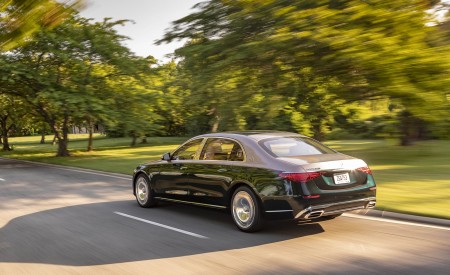 2022 Mercedes-Maybach S 680 4MATIC (US-Spec) Rear Three-Quarter Wallpapers 450x275 (14)