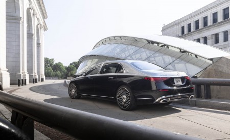 2022 Mercedes-Maybach S 680 4MATIC (US-Spec) Rear Three-Quarter Wallpapers 450x275 (95)