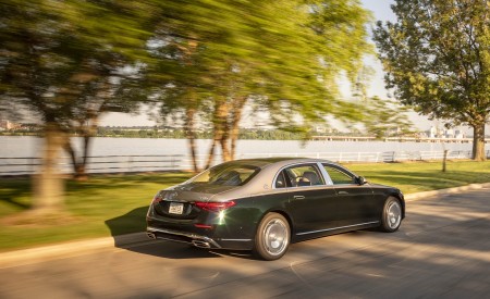 2022 Mercedes-Maybach S 680 4MATIC (US-Spec) Rear Three-Quarter Wallpapers 450x275 (23)