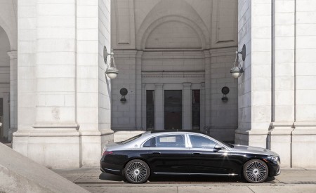 2022 Mercedes-Maybach S 680 4MATIC (US-Spec) Side Wallpapers 450x275 (127)