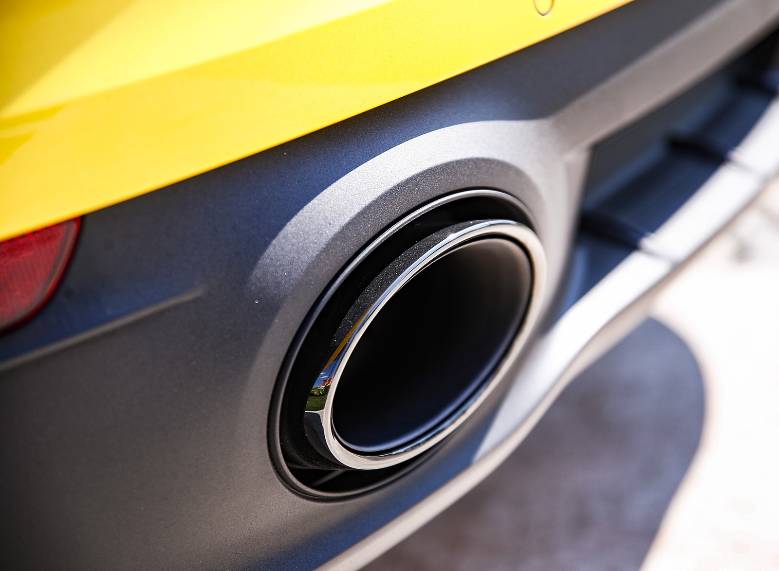 2022 Porsche 911 Carrera GTS Cabriolet (Color: Racing Yellow) Exhaust Wallpapers (13)