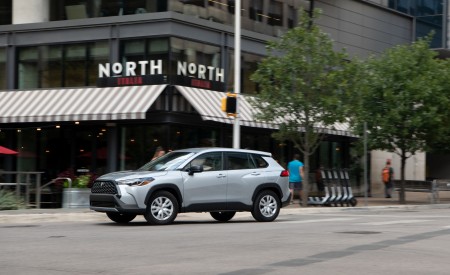 2022 Toyota Corolla Cross L Front Three-Quarter Wallpapers 450x275 (13)