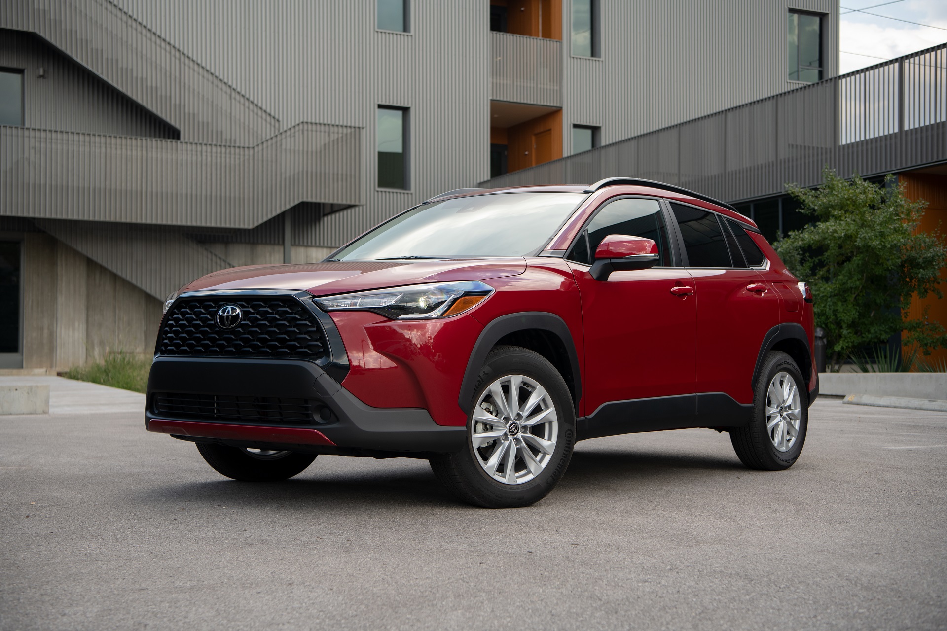 2022 Toyota Corolla Cross LE Front Three-Quarter Wallpapers (14)