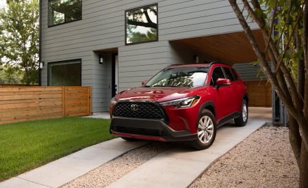 2022 Toyota Corolla Cross LE Front Three-Quarter Wallpapers 450x275 (27)