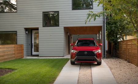 2022 Toyota Corolla Cross LE Front Wallpapers  450x275 (28)