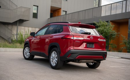 2022 Toyota Corolla Cross LE Rear Three-Quarter Wallpapers 450x275 (16)