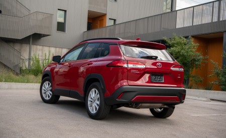 2022 Toyota Corolla Cross LE Rear Three-Quarter Wallpapers  450x275 (17)