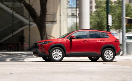 2022 Toyota Corolla Cross LE Side Wallpapers 450x275 (11)