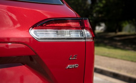 2022 Toyota Corolla Cross LE Tail Light Wallpapers 450x275 (42)
