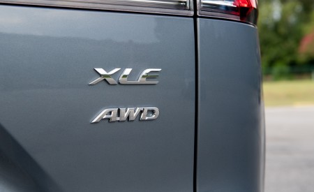 2022 Toyota Corolla Cross XLE Badge Wallpapers 450x275 (111)