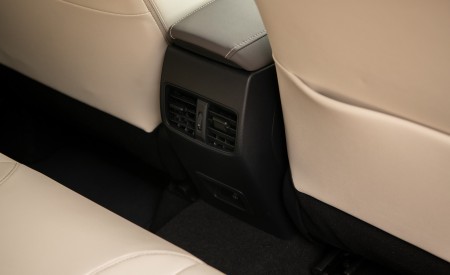 2022 Toyota Corolla Cross XLE Interior Detail Wallpapers 450x275 (50)