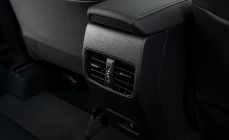 2022 Toyota Corolla Cross XLE Interior Detail Wallpapers 450x275 (127)