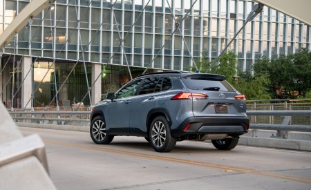 2022 Toyota Corolla Cross XLE Rear Three-Quarter Wallpapers 450x275 (73)