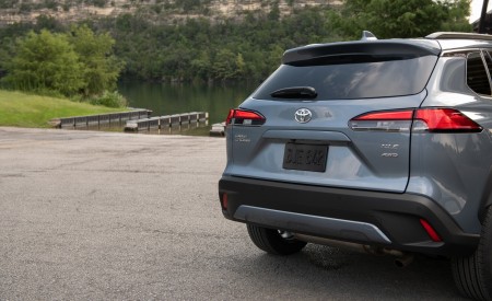 2022 Toyota Corolla Cross XLE Rear Wallpapers 450x275 (102)