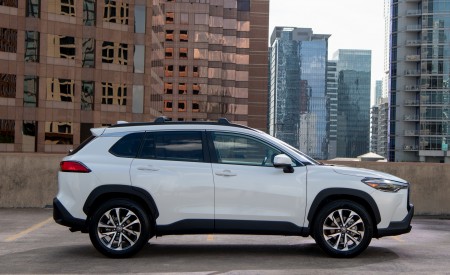 2022 Toyota Corolla Cross XLE Side Wallpapers  450x275 (66)