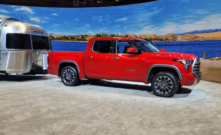 2022 Toyota Tundra Limited Front Three-Quarter Wallpapers 450x275 (56)