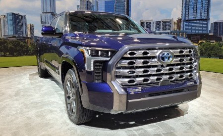 2022 Toyota Tundra Platinum Front Three-Quarter Wallpapers 450x275 (20)