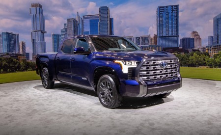 2022 Toyota Tundra Platinum Front Three-Quarter Wallpapers 450x275 (21)