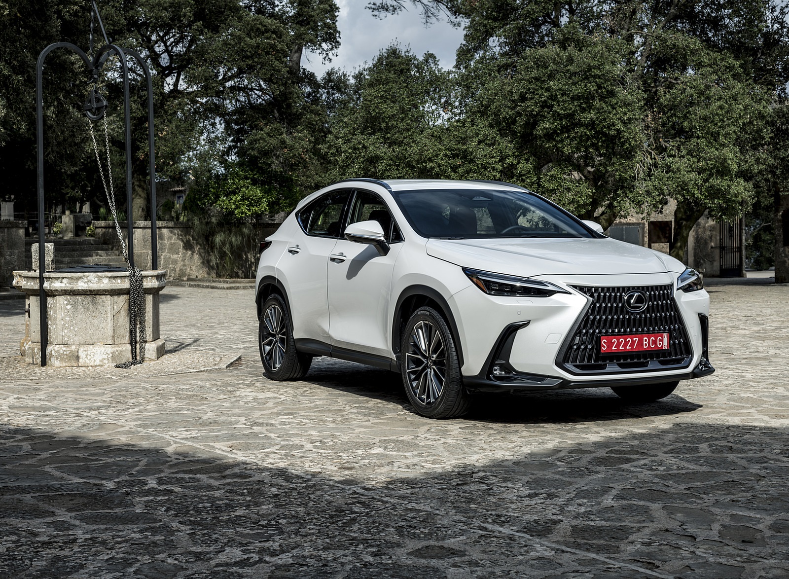 2021 Lexus NX 250 (Euro-Spec) Front Three-Quarter Wallpapers #21 of 35