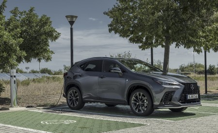 2021 Lexus NX 450h+ (Euro-Spec) Front Three-Quarter Wallpapers 450x275 (47)