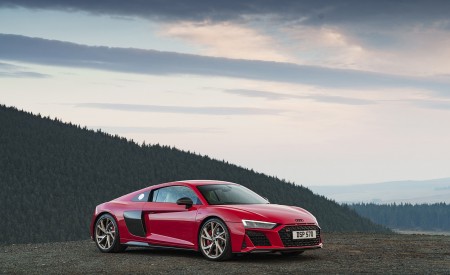 2022 Audi R8 Coupe V10 Performance RWD (UK-Spec) Front Three-Quarter Wallpapers 450x275 (48)