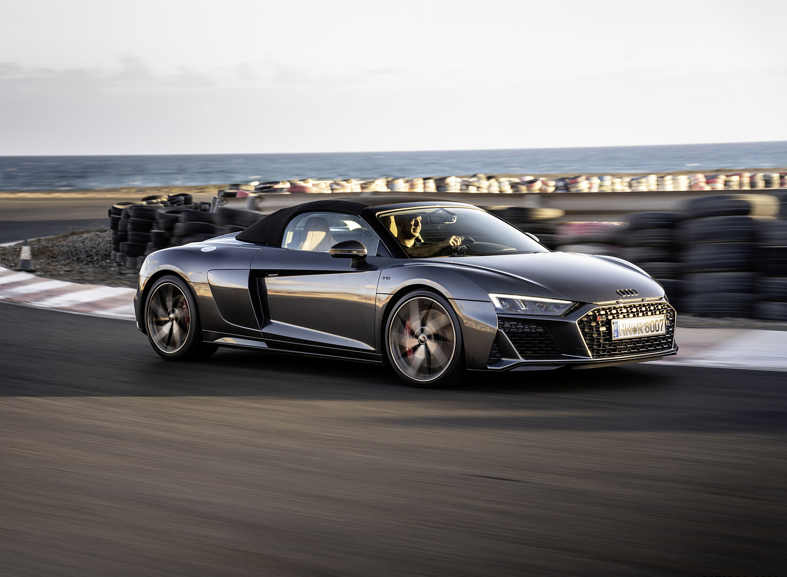 2022 Audi R8 Spyder V10 Performance RWD (Color: Daytona Gray Metallic) Front Three-Quarter Wallpapers #14 of 40