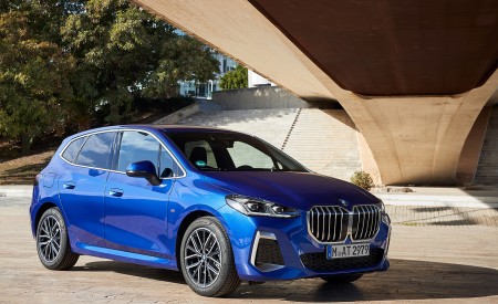2022 BMW 2 Series 223i Active Tourer Front Three-Quarter Wallpapers 450x275 (62)